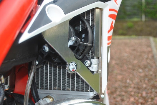 AXP Radiatorbeskyttere Svart Spacere Beta 300Xtrainer 16-22